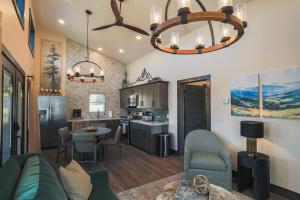 Η κουζίνα ή μικρή κουζίνα στο VVCR - Cabin 6 (1-Bed, Modern, Luxury w. Hot Tub)