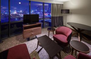 una camera d'albergo con vista sulla città di Pullman Istanbul Hotel & Convention Center a Istanbul