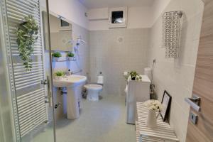 un bagno con lavandino e WC di Erikasa - soggiorna in centro a Cormons a Cormòns