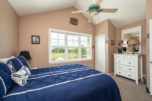 Un dormitorio con una cama azul y un ventilador de techo. en Golf Villa, en Key West 28 fotos más