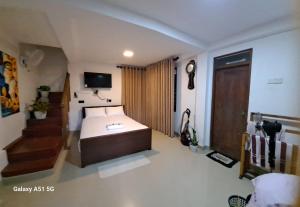 une chambre avec un lit et une télévision dans l'établissement Migela Restaurant & Rooms, à Walliwala East 11 autres photos