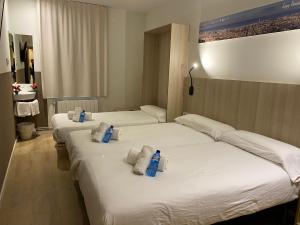 Hostal BESTPRICE Barcelona Stadium客房内的一张或多张床位