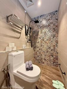 イポーにあるMoon22 Private Poolのバスルーム(スリッパ2枚付きのトイレ付)