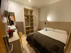 巴塞罗那Hostal BESTPRICE Barcelona Stadium的带床和水槽的酒店房间