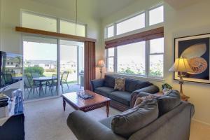 Posezení v ubytování Tropical Kona Resort Townhome Patio and Ocean Views