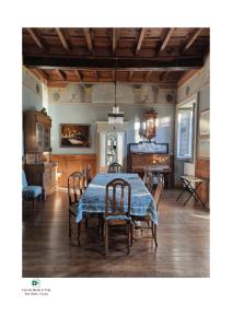 - une salle à manger avec une table, des chaises et un piano dans l'établissement Villa La Casa dell'Isola, à Orta San Giulio