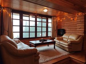 Posezení v ubytování ''Nest'' The Wooden Suite by Ski Alure