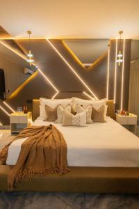 Postel nebo postele na pokoji v ubytování lovera hotel