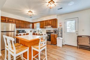 Η κουζίνα ή μικρή κουζίνα στο Deck and Fenced Yard Family Home in Winterville
