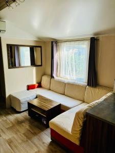 Voodi või voodid majutusasutuse Mobil home toas