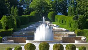 a fountain in the middle of a garden at Fenkle Street Alnwick Apartment in Alnwick +4 photos