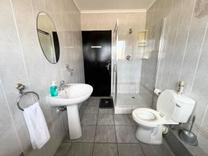 Et badeværelse på Summerstrand holiday home + 10 billeder