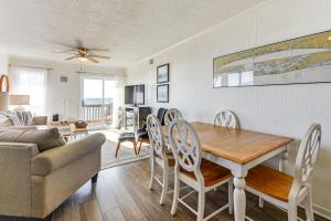 Χώρος καθιστικού στο Walk to Pool and Shore Ocean Isle Beach Getaway!