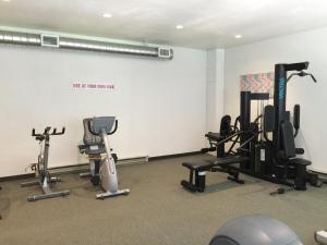 Fitness centrum a/nebo fitness zařízení v ubytování Snowater Condo Story Condo with Wifi- Sleeps 4 - Beautifully decorated