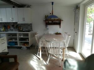 a kitchen with a table and chairs in a room at Bett 3 im Männer-4-Bettzimmer NUR Männer ONLY men SOLO hombres in Mogán
