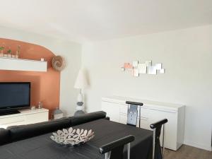 un salon avec un canapé et une table dans l'établissement Charmant T3 aux portes de Bordeaux - 2 chambres, à Lormont