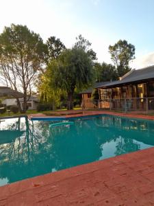 una gran piscina frente a un edificio en Complejo de cabañas en Nono, en Nono 38 fotos más