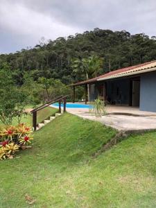 a house with a yard with a swimming pool at Casa Bourguignon in Vítor Hugo