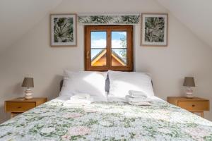 a bedroom with a bed with two lamps and a window at Apartament Górska Przystań - blisko dworca PKP, w spokojnej okolicy by Apartamenty w Karkonoszach in Karpacz