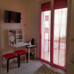 Habitación con mesa, 2 sillas y ventana en Eros casa, en Milán