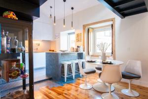 une cuisine avec une table, des chaises et un comptoir dans l'établissement Loft LX factory, à Lisbonne