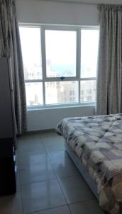 Posteľ alebo postele v izbe v ubytovaní NICE Room in Sea View Apartment with Shared Amenities - ROOM INSIDE APARTMENT