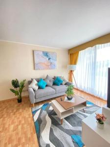 ein Wohnzimmer mit Sofa und Tisch in der Unterkunft Bello Departamento soleado in Valparaíso