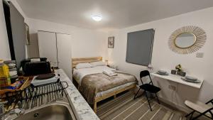 Postel nebo postele na pokoji v ubytování Cozy studio with Netflix & chill & Parking