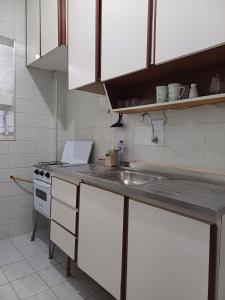 Η κουζίνα ή μικρή κουζίνα στο Espaço Aconchego Guarujá Enseada