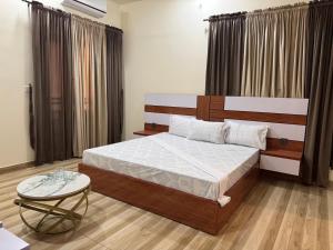 Postel nebo postele na pokoji v ubytování Holiday One Hotel & Suites