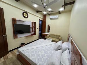 TV a/nebo společenská místnost v ubytování Holiday One Hotel & Suites