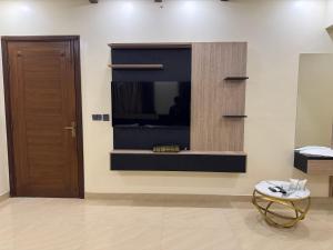 TV a/nebo společenská místnost v ubytování Holiday One Hotel & Suites