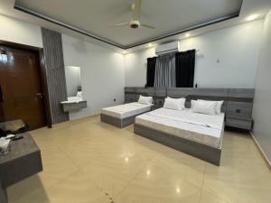 Postel nebo postele na pokoji v ubytování Holiday One Hotel & Suites