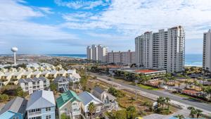 Una vista aérea de una ciudad con edificios y el océano. en Blues Beach Bungalow, en Navarre