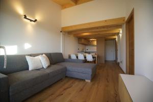 una sala de estar con un sofá y una mesa en A93A Apartment Alicia, en Carano