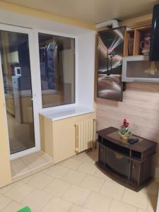 a living room with a table and a window at Центр район 5 школи Апартаменти in Poltava