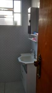 un bagno con un lavandino bianco e una finestra di Casa Temporada Silvana a Olímpia Altre 12 foto