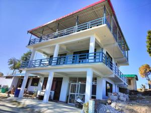 a building with a balcony on top of it at Nirvana Heights Kasar Devi in Hawālbāgh