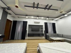 TV a/nebo společenská místnost v ubytování Holiday One Hotel & Suites