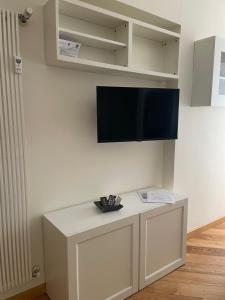 un soggiorno con una TV a parete di Casetta via delle Cave a Roma