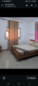 1 dormitorio con 1 cama en una habitación en Chez jo, en Yaoundé