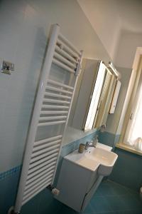 un bagno con lavandino e specchio di Casetta via delle Cave a Roma Altre 19 foto