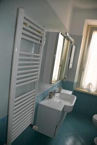un bagno con lavandino e specchio di Casetta via delle Cave a Roma