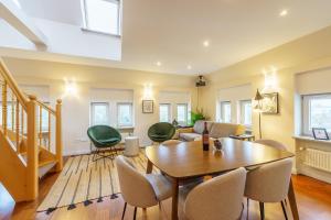 Maisonette am Holstentor mit Dachterrasse und Heimkino في لوبيك: غرفة معيشة مع طاولة وكراسي