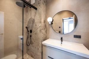 A bathroom at Das Landhaus Még 34 kép