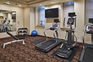 Fitness centrum a/nebo fitness zařízení v ubytování The Louie, A Davenport Hotel, Autograph Collection