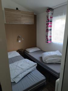 Postel nebo postele na pokoji v ubytování Camping mer et soleil + 11 fotografií