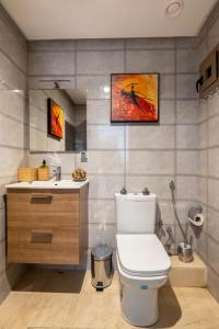 un baño con inodoro y lavabo en Casa Lilas Free Parking & Gym & Optical Fiber Oldtown 5 mn Walk, en Rabat 17 fotos más
