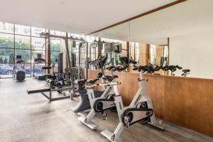 un gimnasio con una fila de cintas de correr y bicicletas estáticas en Casa Lilas Free Parking & Gym & Optical Fiber Oldtown 5 mn Walk, en Rabat