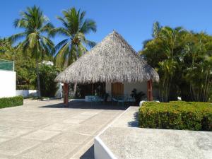 Κήπος έξω από το Villa Marina Porto Ixtapa in the Private Yacht Club